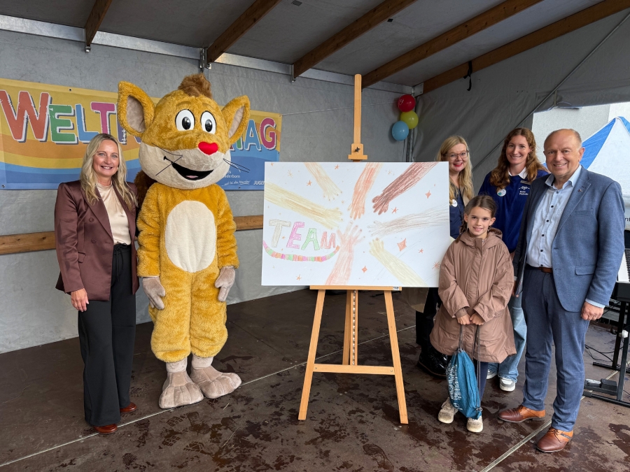 Die neunjährige Enni hat mit ihrem Kunstwerk die Jury überzeugt: Es gratulieren Bad Wünnenbergs Bürgermeisterin Ursula Berhorst-Schäfers, Jessica Jürgensmeier und Linda Schulze-Rudolphi als Organisatorinnen des Wettbewerbs und Landrat Christoph Rüther (v.l.). © Kreis Paderborn